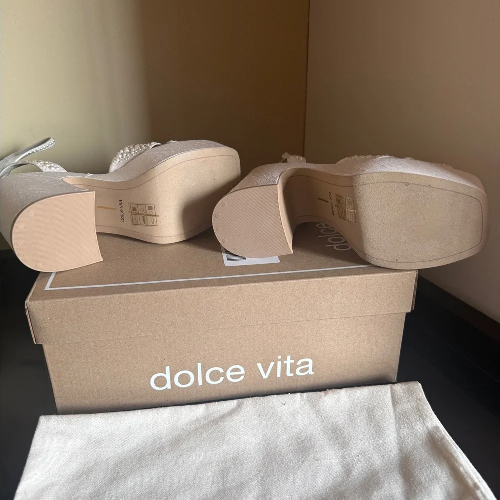 Dolce Vita Wessi Platform Sandal in Pearl